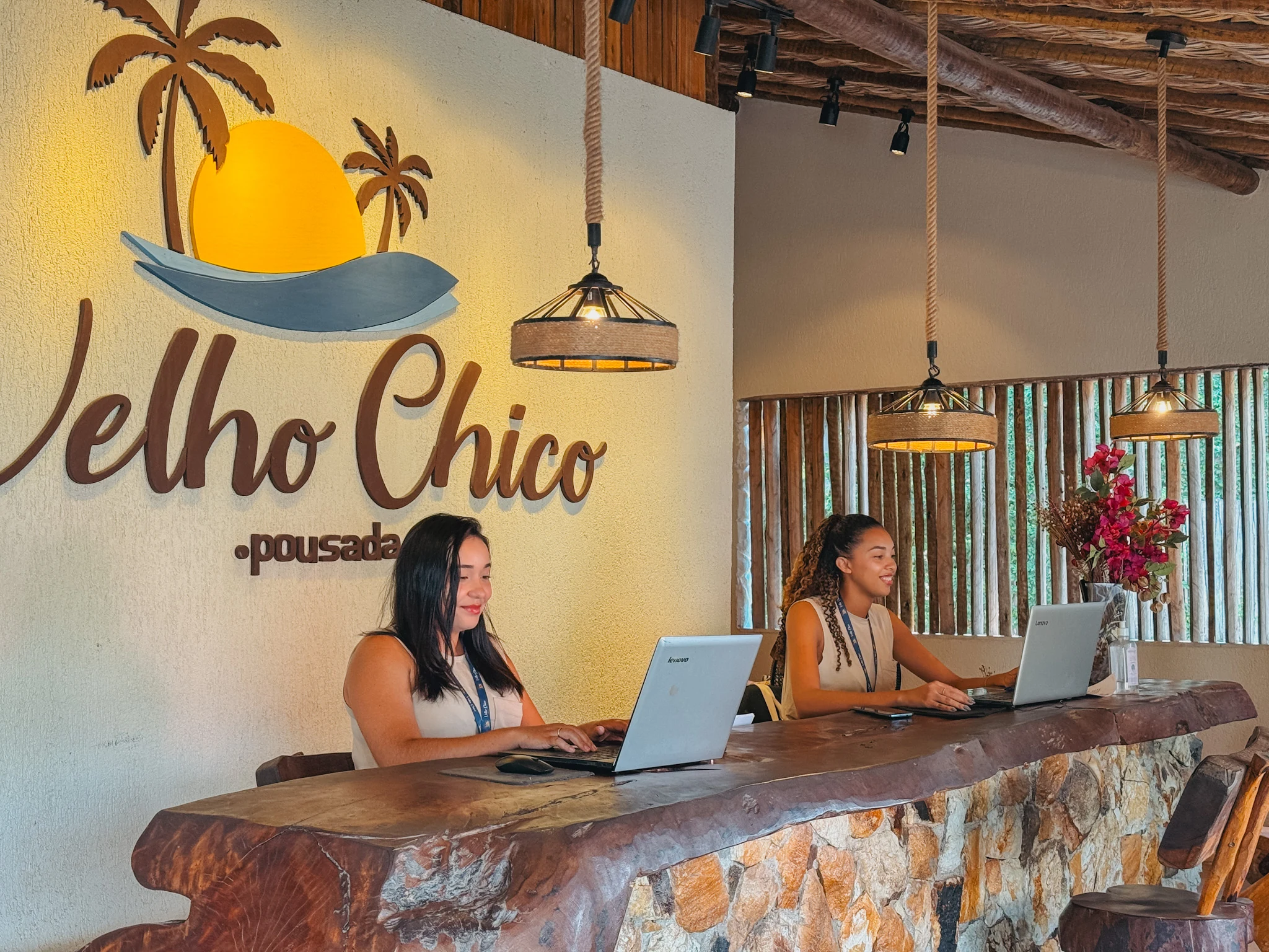 Equipe comercial do Velho Chico atendendo na recepção da pousada