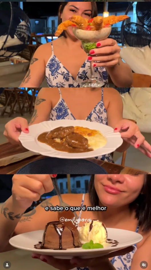 Influenciadora apresentando a gastronomia