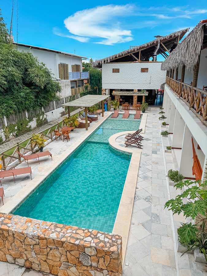 Piscina e estrutura da Pousada Velho Chico