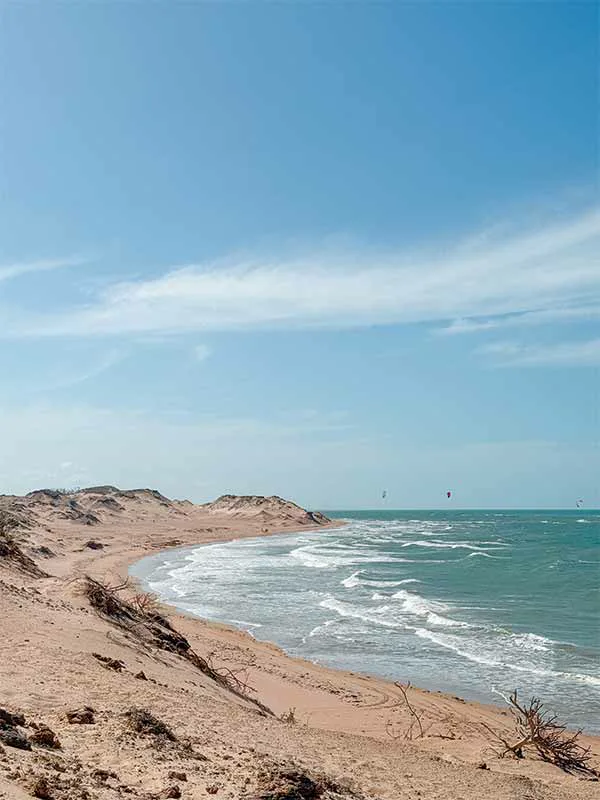 Praia e mar na região de Icaraizinho de Amontada