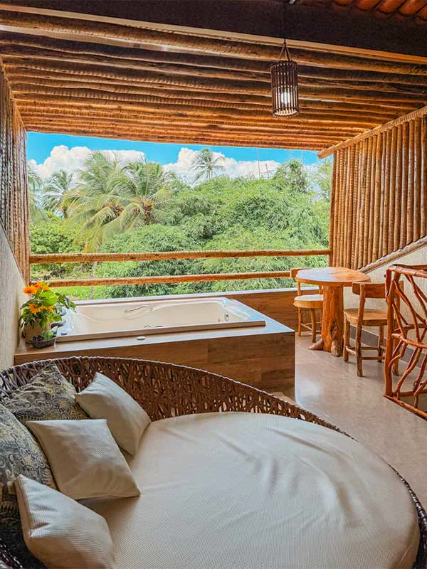 Loft com hidromassagem e vista para a vegetação